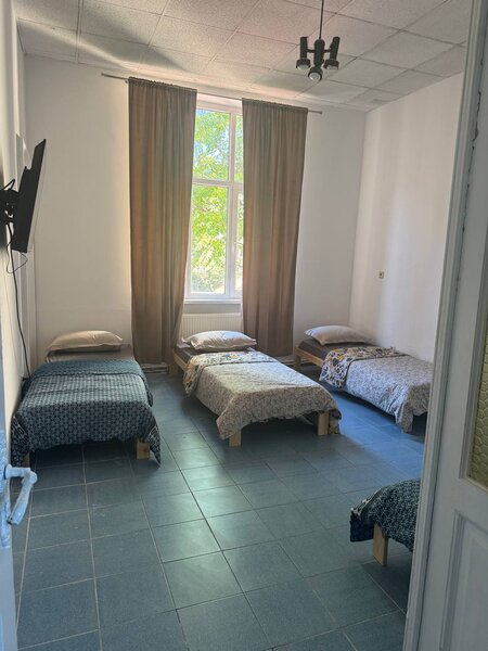 Cismigiu, vizavi parc, ultracentral, 20 locuri pt. muncitori Asia,